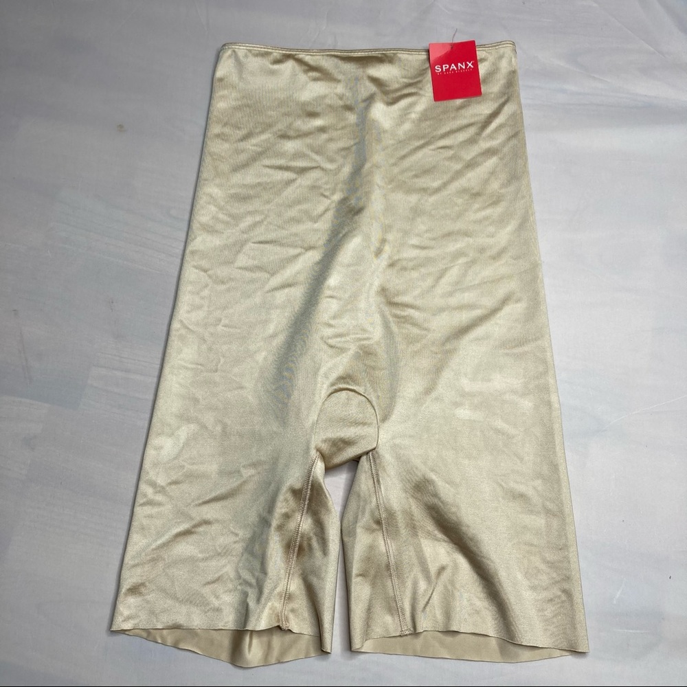 Spanx M Nude Hi Waist Mid Thigh Shorts NWT